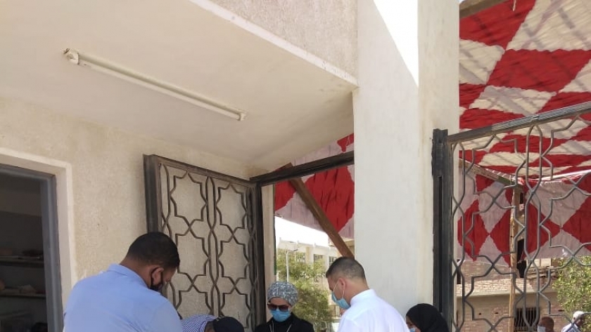 هدى المغربي رئيس مدينة سفاجا تتفقد لجان الثانوية العامة