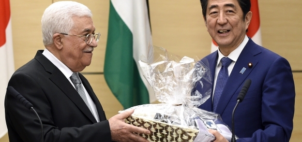 "عباس" يقدم هدية لرئيس الوزراء الياباني