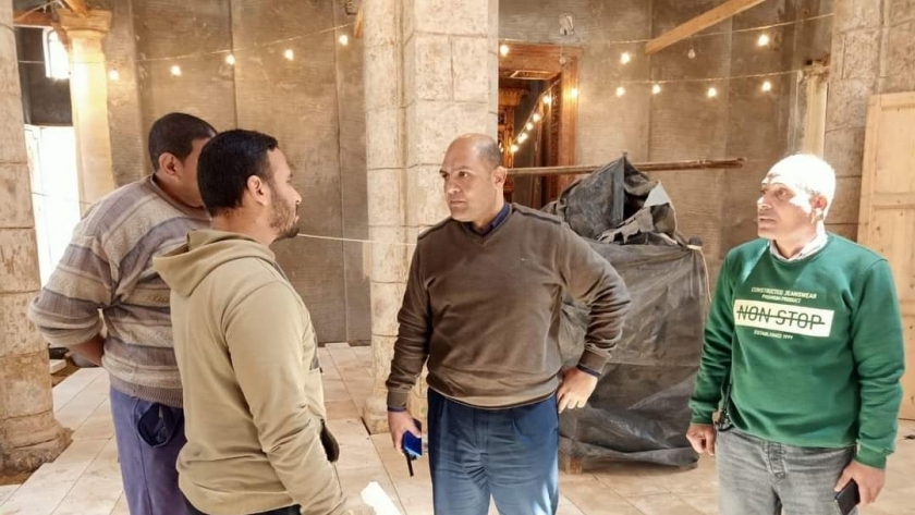 رئيس مركز ومدينة بيلا يتفقد أعمال ترميم مسجد «أبو غنام» الأثري