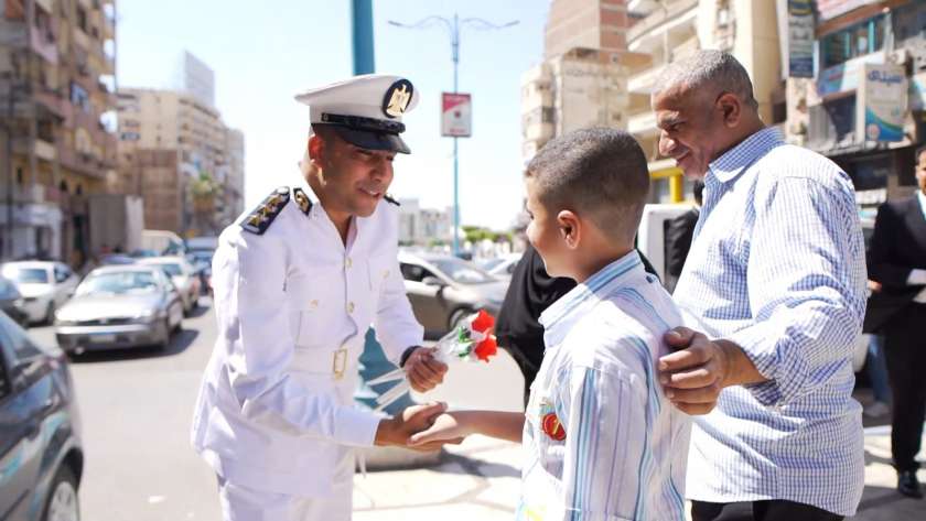 رجال الداخلية يشاركون المواطنين الاحتفال بعيد الأضحى في الشوارع