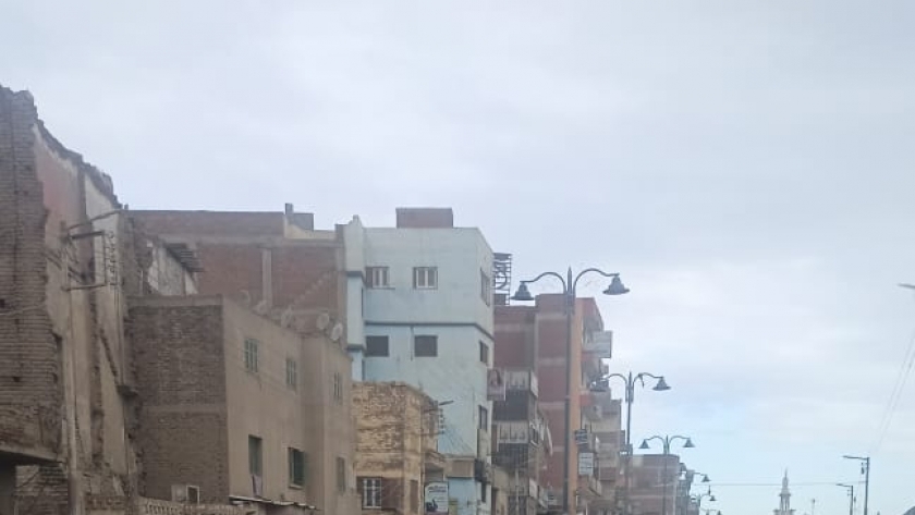أمطار غزيرة تغرق الشوارع في المنيا
