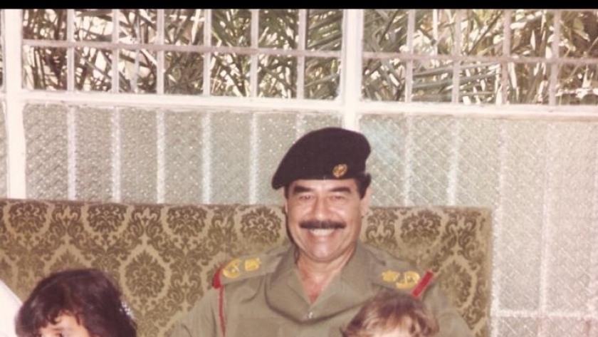 الرئيس صدام حسين في جلسة مع العائلة