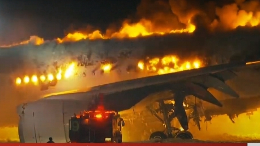 اشتعال النيران في طائرة بمطار هانيدا بطوكيو