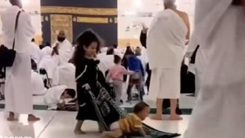 طفلان يخطفان قلوب الحجاج بالمسجد الحرام