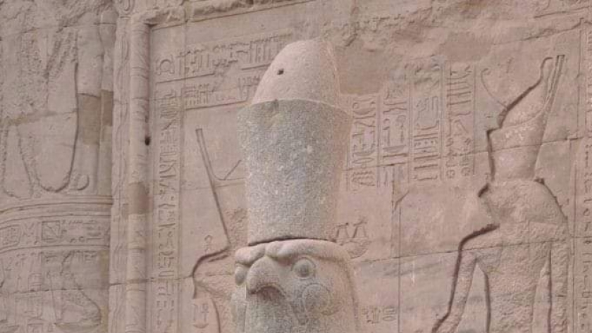 تمثال حورس في معبد إدفو