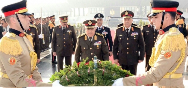 وزير الدفاع يضع إكليل الزهور على النصب التذكارى لشهداء القوات المسلحة