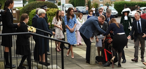 بالصور| الأمير وليام يهرع لمساعدة نائب لورد مقاطعة إسكس البريطانية