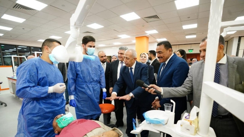 محافظ مطروح خلال افتتاح عيادات الأسنان بالأكاديمية العربية للعلوم والتكنولوجيا بالعلمين الجديدة