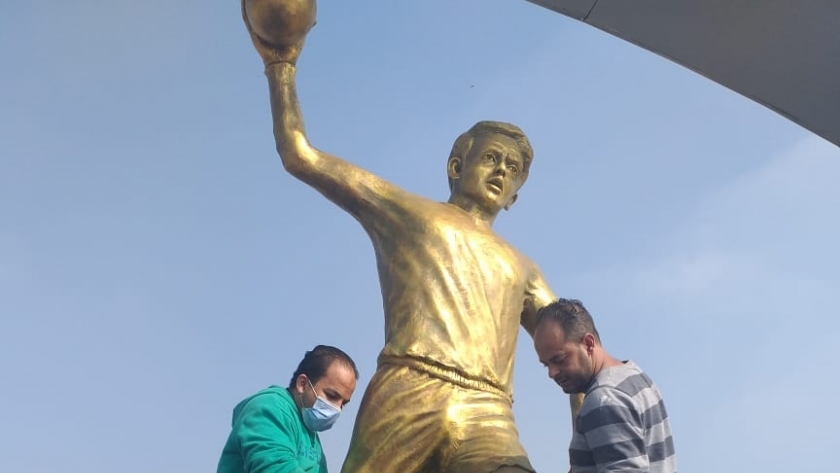 تركيب "تمثال لاعب كرة اليد" بمدخل الإسكندرية