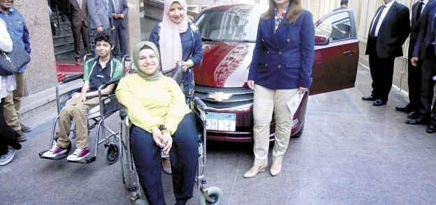 «آية» بجانب وزيرة التضامن بعد تسلّم سيارتها «صورة أرشيفية»