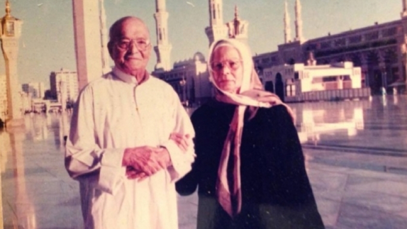 عبدالمنعم مدبولي وزوجته أثناء فريضة الحج