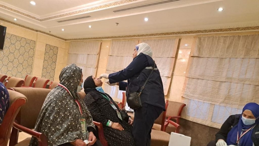 بعثة وزارة الصحة تقوم بالكشف على حاجة مصرية بمكة خلال موسم الحج العام الماضى