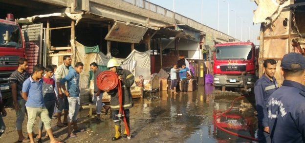 بالصور| مدير أمن القاهرة يتفقد منطقة حريق سوق التونسي.. ويطالب بسرعة الكشف عن أسبابه