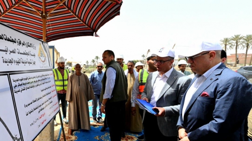 وزير الاسكان والتعمير يتفقد مشروعات المرافق والطرق بمدينة الفيوم الجديدة