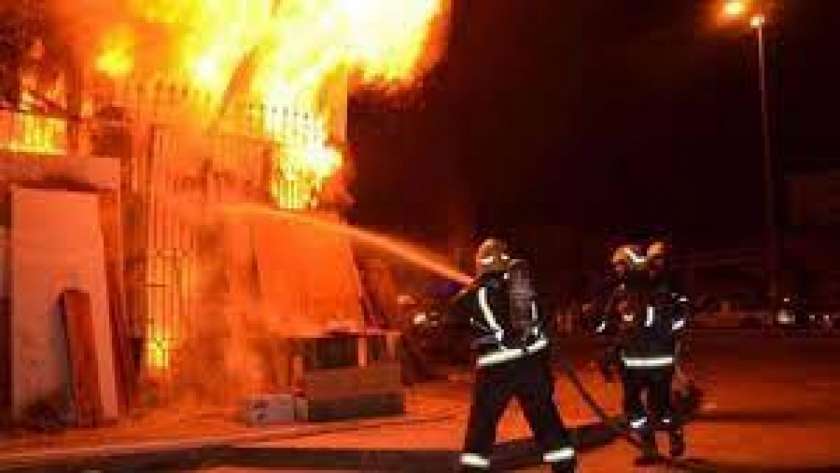 السيطرة على حريق هائل في مخزن كرتون بالفيوم