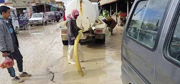 سيارات لشفط المياه فى شوارع «مطروح»