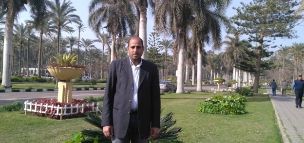 ناصر عبدالحليم معلم رياضيات للمرحلة الإعدادية فى مدرسة حكومية بكفر الشيخ