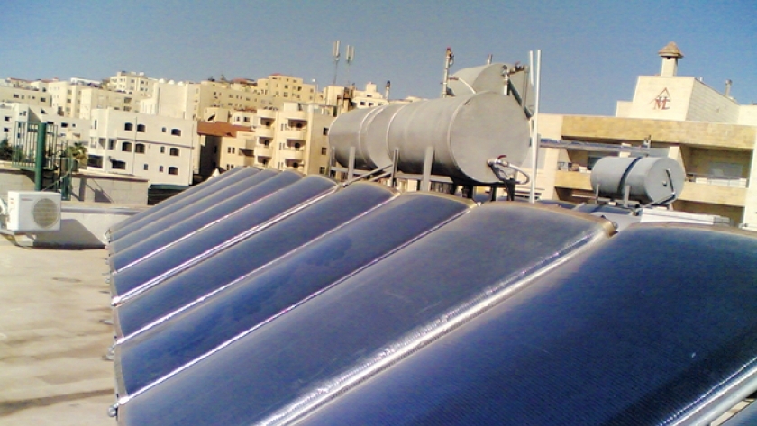 سخانات شمسية على أسطح أحد البنايات
