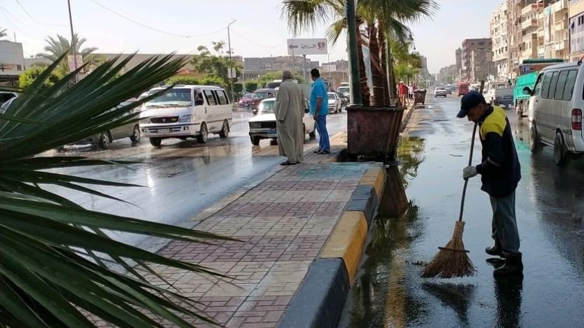 عمال النظافة في شوارع الإسكندرية لكسح المياه وتنظيفها