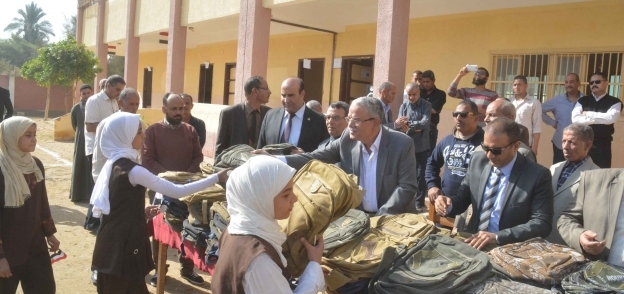 توزيع حقائب في مدرسة النويرات بابوقرقاص