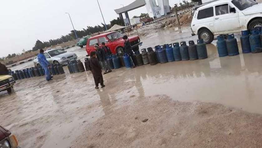طوابير للحصول على إسطوانات البوتاجاز فى وادى الرمل بمدينة مرسى مطروح