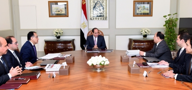 الرئيس السيسي يجتمع مع رئيس مجلس الوزراء ووزير المالية ونائبي وزير المالية