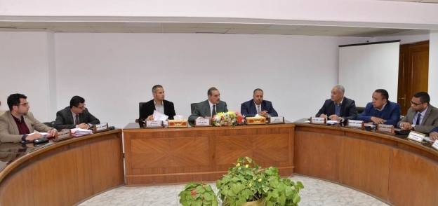 محافظ أسيوط يستقبل لجنة متابعة المشروعات القومية بمجلس الوزراء