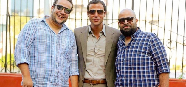 محمد إمام مع المؤلفين مصطفي صقر ومحمد عز
