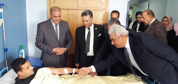 رئيس جامعة الأزهر يزور مصابي حادث الدرب الأحمر بمستشفى الشرطة
