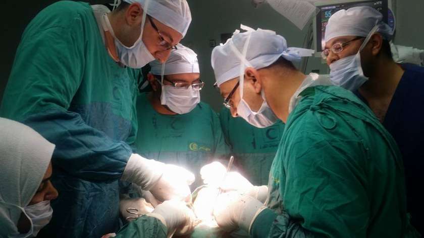 الدكتور إيهاب أثناء العملية الجراحية