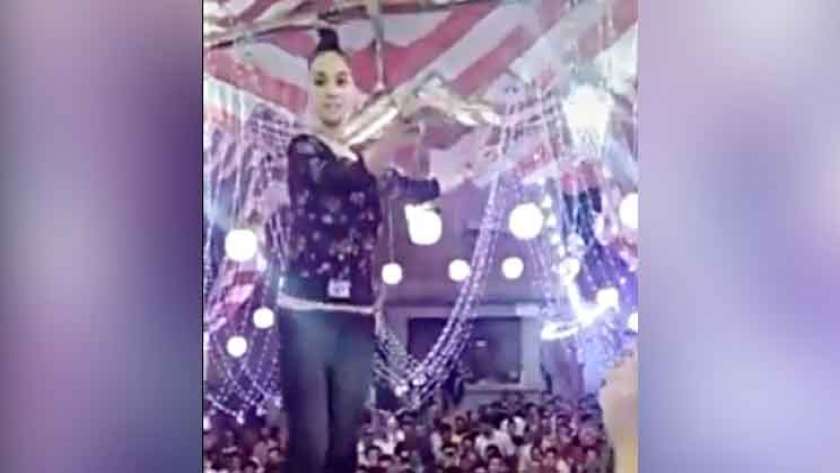 لقطة من الفيديو المنتشر للطفلة الراقصة على السوشيال ميديا