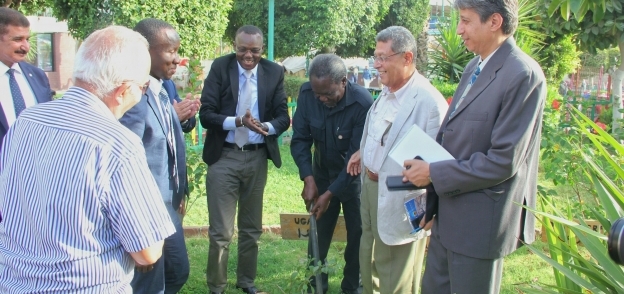بالصور| وفد أوغندي يزرع شجرة بنادي المهندسين في تقليد إفريقي قديم