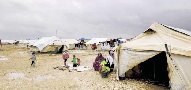 نساء وأطفال داخل أحد المخيمات بدير الزور «أ.ف.ب»