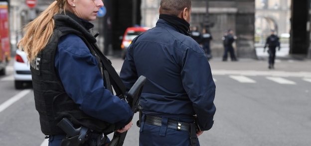 بالصور| الشرطة الفرنسية تطوق متحف اللوفر بعد حادث إطلاق نار