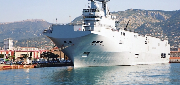 تقارير صحفية فرنسية تكشف عن مساع مصرية وسعودية لشراء السفينة «ميسترال»