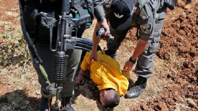 مطاردة فلسطينين من قوات الإحتلال الإسرائيلى