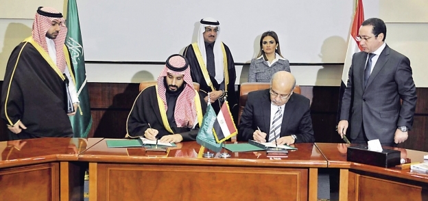 شريف إسماعيل وسحر نصر أثناء توقيع إحدى الاتفاقيات مع الجانب السعودى