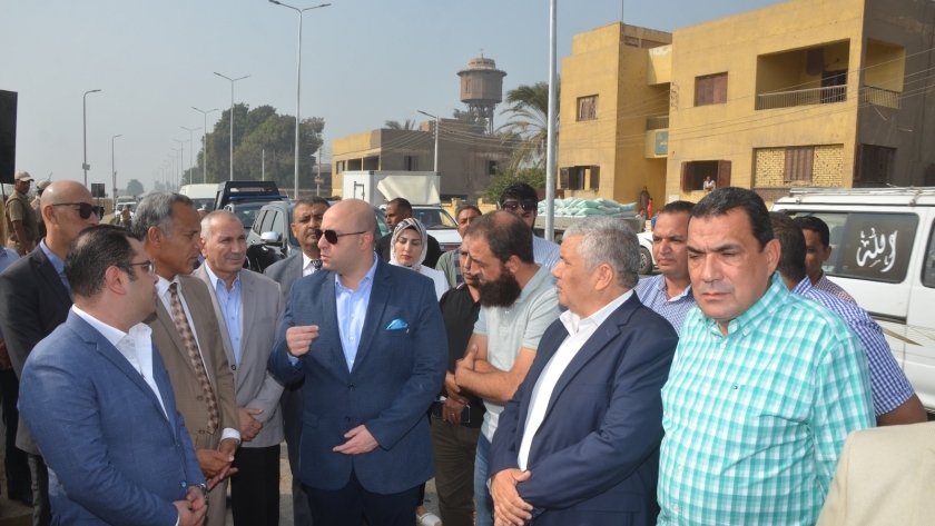 محافظ بني سويف يستعرض الموقف التنفيذي لتطوير ورصف مدخل مركز ناصر