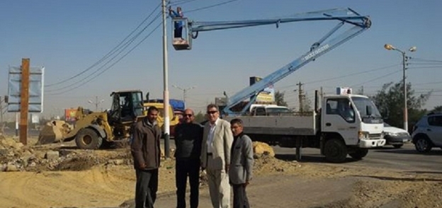 تنفيذ أعمال صيانة لأعمدة الكهرباء والإنارة بطريق القاهرة-الفيوم الصحراوي بطامية