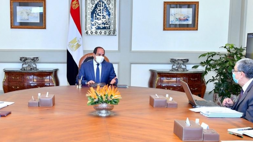 الرئيس خلال اجتماعه مع رئيس الوزراء ووزير الكهرباء