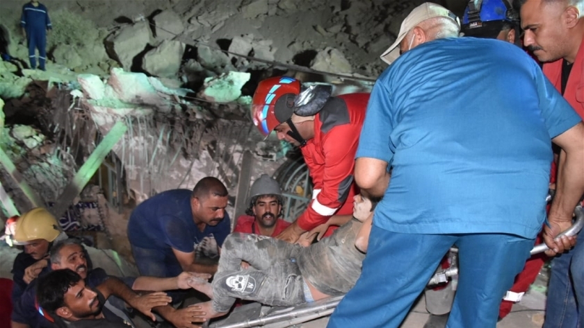 عملية إنقاذ المحاصرين من حادث الانهيار