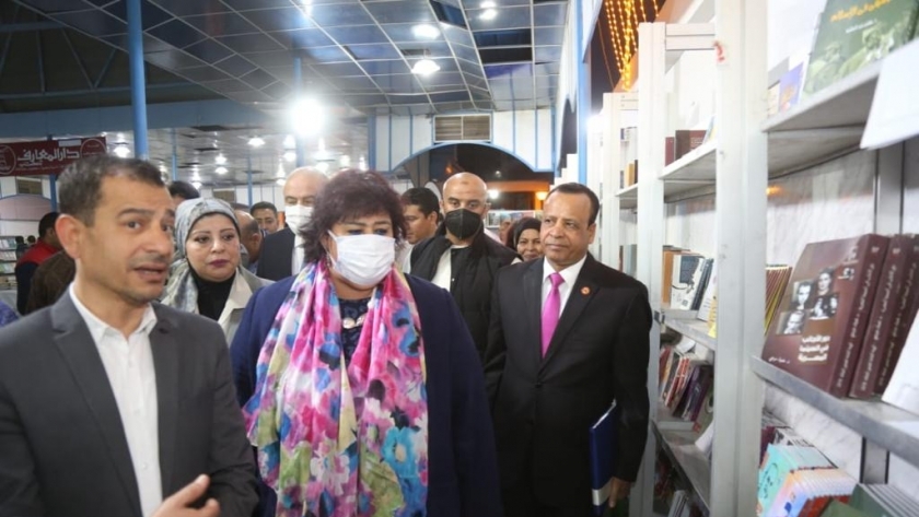 الدكتورة إيناس عبد الدايم وزيرة الثقافة خلال افتتاح معرض قنا للكتاب