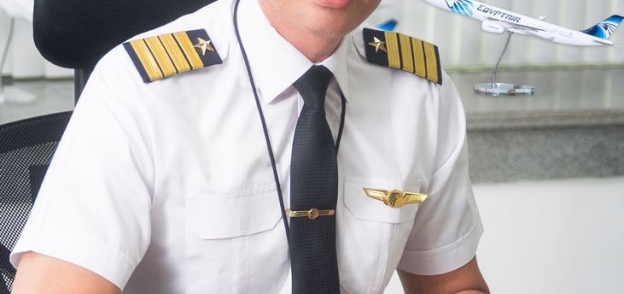 الطيار أحمد عادل رئيس شركة مصر للطيران