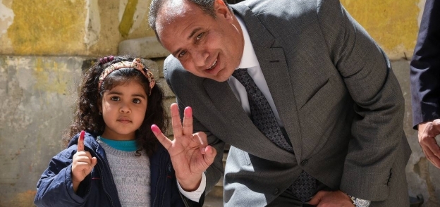 محافظ الإسكندرية يلتقط صورة  مع طفلة بالحبر الفسفوري