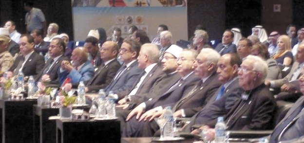 عدد من المسئولين الضيوف فى مؤتمر «ملتقى الأديان»