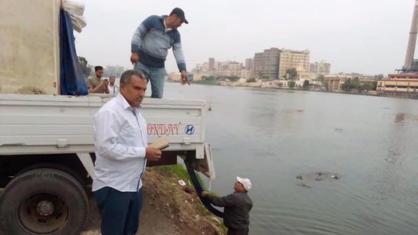 إلقاء ذريعة سمكية في نهر النيل