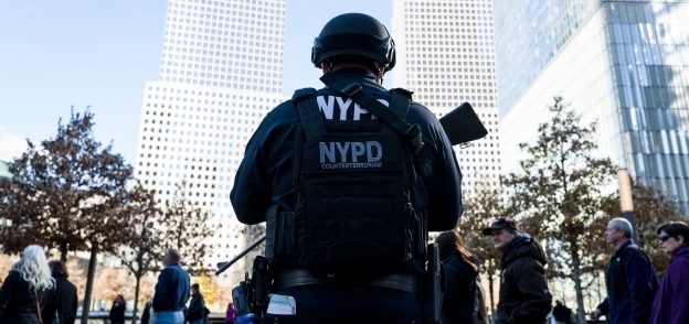 بالصور| شرطة نيويورك تعزز التواجد الأمني بالمدينة عقب هجمات باريس