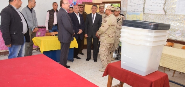 محافظ بني سويف يلتقي قيادات الجيش لمتابعة الاستعدادات الانتخابية