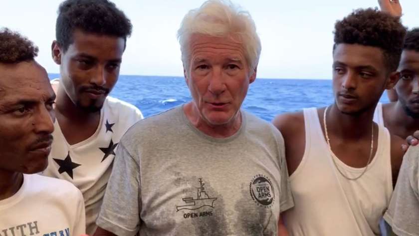 ريتشارد جير يتحدث مع مهاجرين تم إنقاذهم في البحر المتوسط