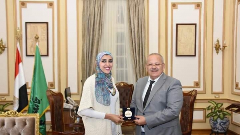 رئيس جامعة القاهرة يكرم جينا فاروق " أرشيفية"